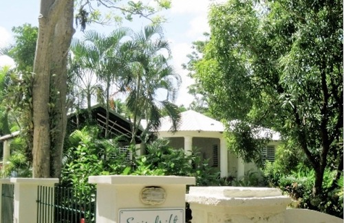 Gibbs Bay House | 4 Bedroom Home - A 5 minute Walk to 'Toes in the Sand' at 2 Amazing Beaches!