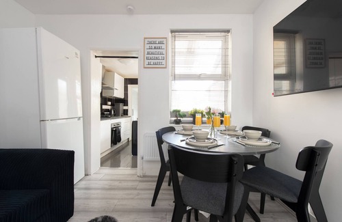 Bensham Manor House | 4-Bedroom, Home, Croydon, Sleeps 8! Family, Group And Contractor Friendly!