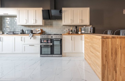 Newport House | 4 bedroom home w/free parking - Tŷ Hapus Newport