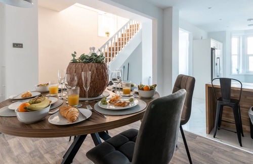 Newport House | 4 bedroom home w/free parking - Tŷ Hapus Newport