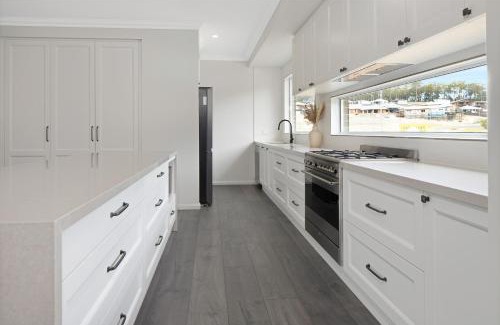 Sunshine Bay House | 4 bedroom home with theatre room, close to CBD and beaches.