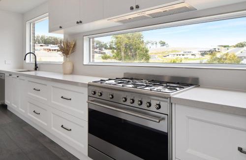 Sunshine Bay House | 4 bedroom home with theatre room, close to CBD and beaches.