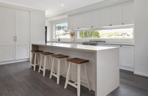Sunshine Bay House | 4 bedroom home with theatre room, close to CBD and beaches.