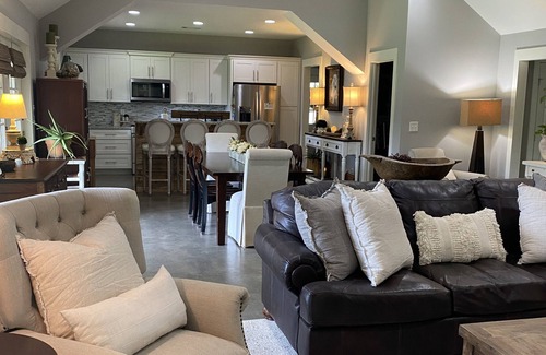 Cottondale House | 4 bedroom home with a touch of country close to UA