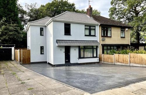 Brownhill House | 4 Bedroom House Coventry Sleep 7 with 3 Parking Spaces
