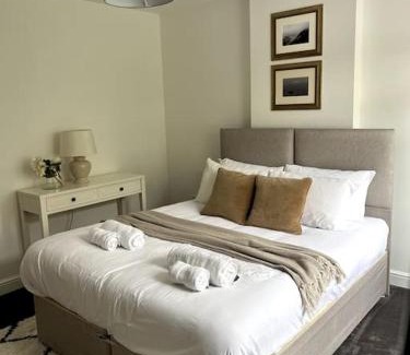 Brownhill House | 4 Bedroom House Coventry Sleep 7 with 3 Parking Spaces