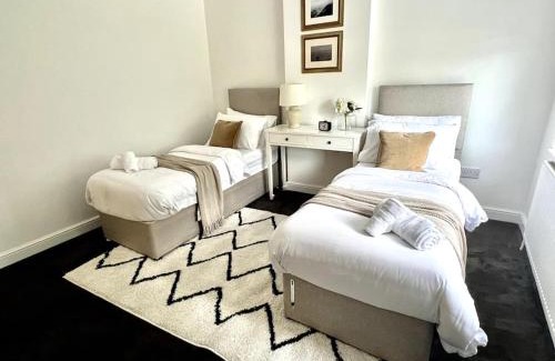 Brownhill House | 4 Bedroom House Coventry Sleep 7 with 3 Parking Spaces