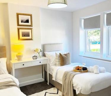 Brownhill House | 4 Bedroom House Coventry Sleep 7 with 3 Parking Spaces