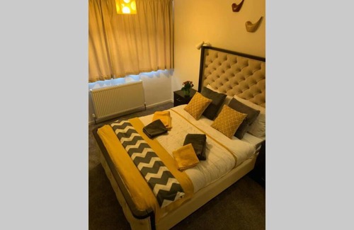 Wyken House | 4 Bedroom House Coventry Hosted By SnoozeNow