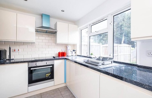 Heath House | 4 BEDROOM HOUSE DAGENHAM WITH PARKING