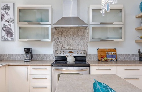 Aylmer Apartment | 4 bedroom house with heated pool and gym
