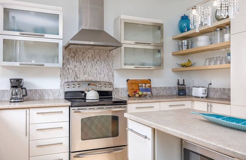 Aylmer Apartment | 4 bedroom house with heated pool and gym