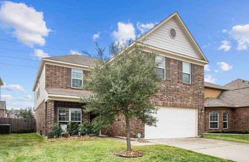 Spring House | 4 bedroom house with theatre! 10 minutes from Six Flags Hurricane Harbor!