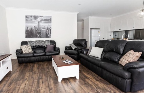 Wagga Wagga House | 4 Bedroom Inner City Townhouse - SLEEPS 9 !