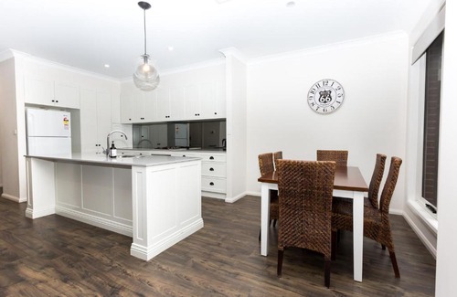 Wagga Wagga House | 4 Bedroom Inner City Townhouse - SLEEPS 9 !