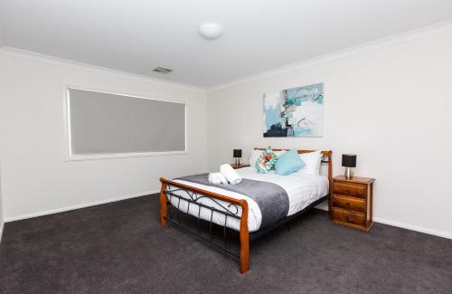 Wagga Wagga House | 4 Bedroom Inner City Townhouse - SLEEPS 9 !