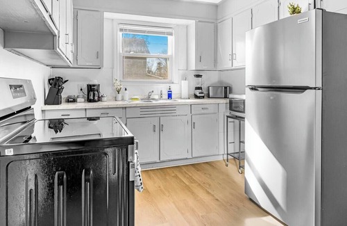 Mountain Island House | 4 Bedroom King bed 7 Min to Uptown 10Min to Airport
