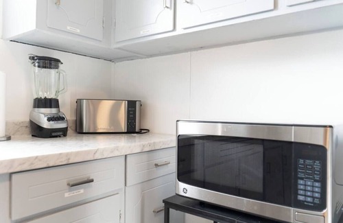 Mountain Island House | 4 Bedroom King bed 7 Min to Uptown 10Min to Airport