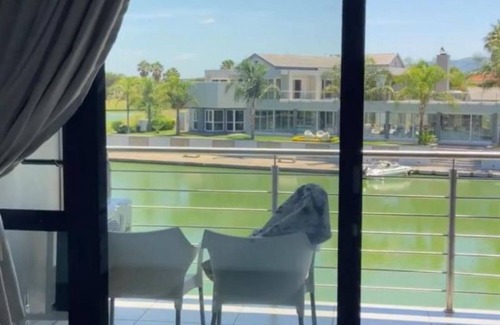 Kosmos Villa | 4 Bedroom Lake Villa with Boat, Hartebees
