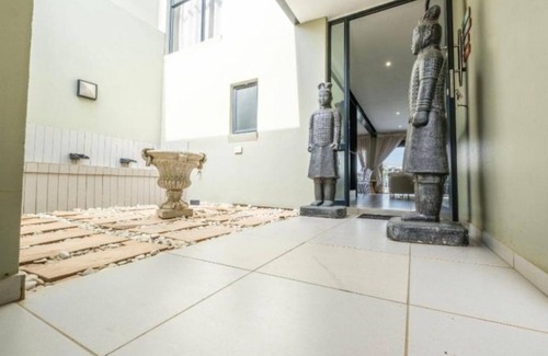 Kosmos Villa | 4 Bedroom Lake Villa with Boat, Hartebees