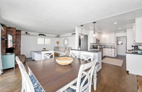 Santa Ana Heights House | 4 Bedroom Oceanfront Home w/Giant Patio
