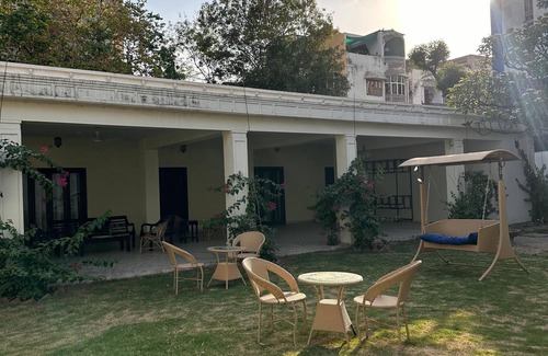 Bani Park Villa | 4 Bedroom Private Villa in city center.