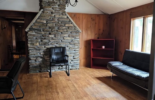 Hubbardston House | 4 Bedroom Rustic Cottage Overlooking Lake