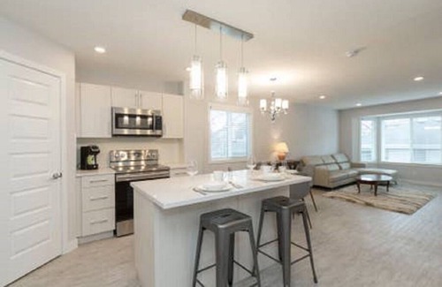 Whyte ave House | # 4 bedroom sleeps 8 - 2 unites Main floor & Basement - Whyte Ave- Blue unit