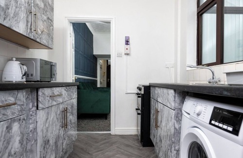 Tunstall House | 4-bedroom- Stoke-on-Trent sleeps 8- pet friendly