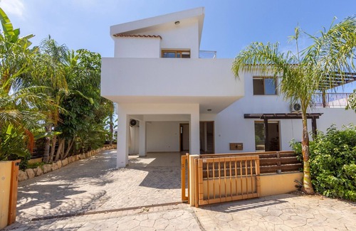 Ayia Thekla Villa | 4 bedroom villa in Agia Thekla