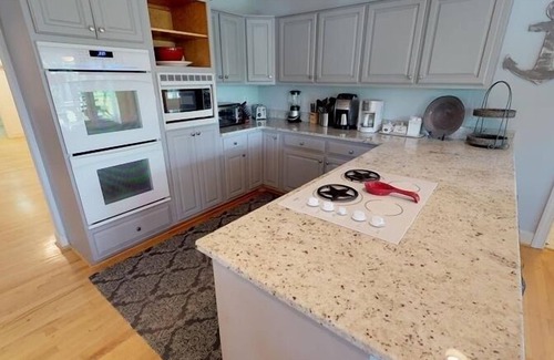 Huddleston House | 4 Bedrooms, 1 Flex Room, 2½ Bathrooms! Flat Lot & SANDY BEACH! Pet Friendly! Come Visit "Pearl's P