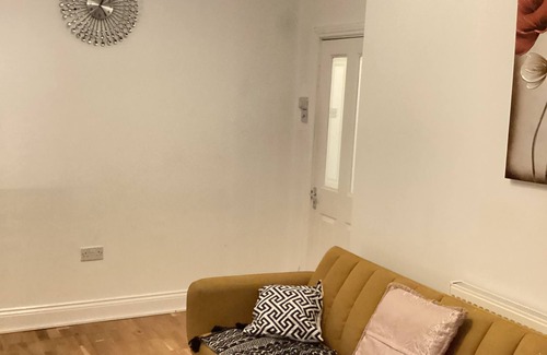River House | 4 bedrooms, 2 bathrooms, 2 living rooms sleeps 10, Free Wi-Fi, Free parking