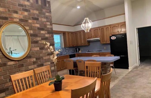 Gonzales House | 4 bedrooms 2 bathroom with 10 guests city center double kitchen
