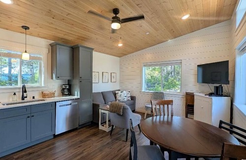 Florence House | 4 bedrooms, 2 baths, dog friendly Salt Water & Sea Glass Bungalows