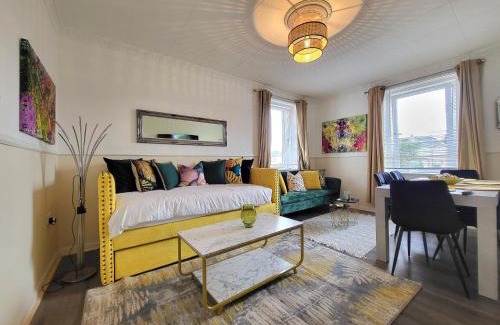 Drylaw Apartment | 4 Bedrooms Apartment By Sensational Stay Short Lets & Serviced Accommodation