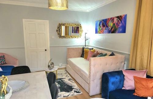 Drylaw Apartment | 4 Bedrooms Apartment By Sensational Stay Short Lets & Serviced Accommodation