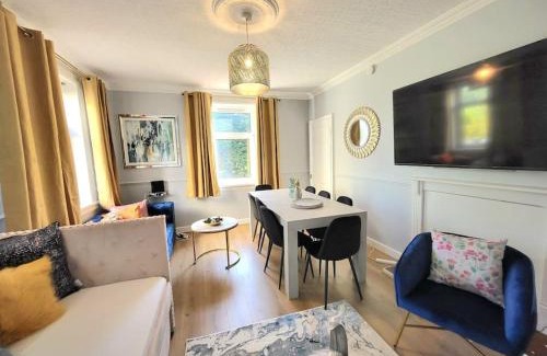 Drylaw Apartment | 4 Bedrooms Apartment By Sensational Stay Short Lets & Serviced Accommodation