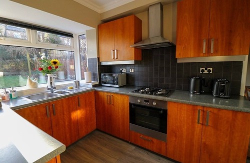 Sheffield House | 4 Bedrooms, FREE Parking, Families, Contractors