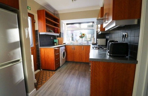 Sheffield House | 4 Bedrooms, FREE Parking, Families, Contractors