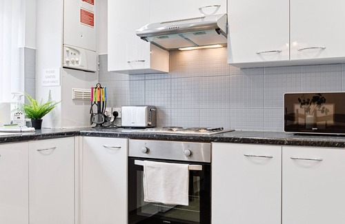 Landore House | 4 Bedrooms, Smart Tv's in all rooms, Dining for 6