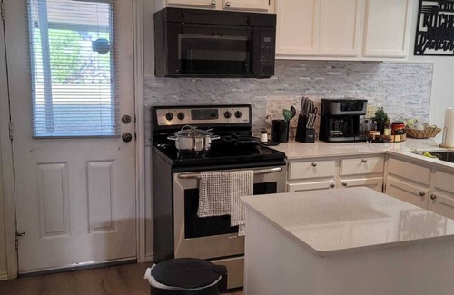 Euless House | 4 beds~3br-2.5 bath~family/Pets~Long-stay discount!-shopping/DFW airport