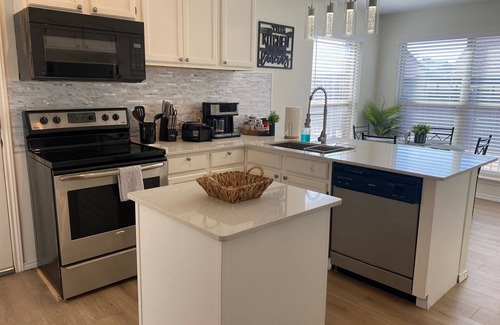 Euless House | 4 beds~3br-2.5 bath~family/Pets~Long-stay discount!-shopping/DFW airport