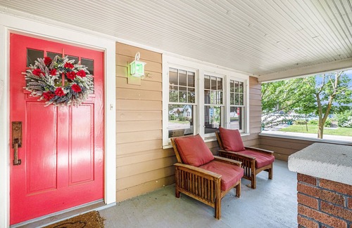 Flushing House | 4 Beds, 4 bathrooms! 1 block to town shops, bars, bowling, canoeing, and parks!