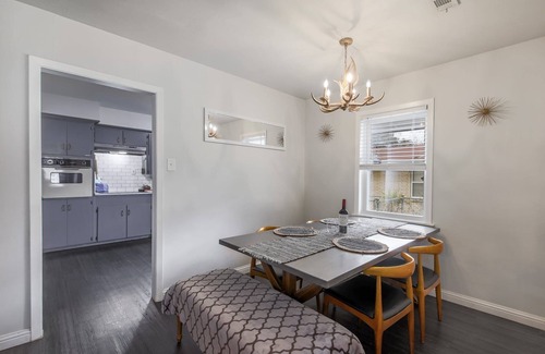 Austin House | 4 beds, Large Yard fenced, Pets welcome. Minutes to coffee shops, music and more