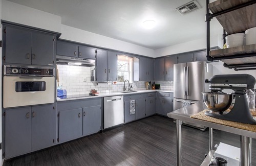 Austin House | 4 beds, Large Yard fenced, Pets welcome. Minutes to coffee shops, music and more