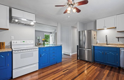 East Old Golden Rd House | 4 Beds, Mountain View, great parks, gateway to the Rockies, washer and dryer