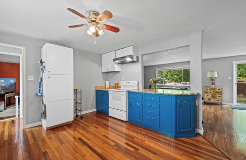 East Old Golden Rd House | 4 Beds, Mountain View, great parks, gateway to the Rockies, washer and dryer