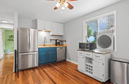 East Old Golden Rd House | 4 Beds, Mountain View, great parks, gateway to the Rockies, washer and dryer