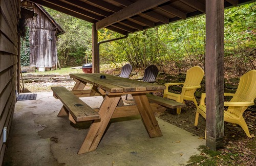 Gnaw Bone Cabin | 4 BR, 2 BA Log Cabin, charming mix of old and new, close to village of Story