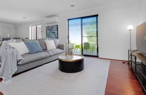 Truganina House | 4 BR cozy house in Truganina